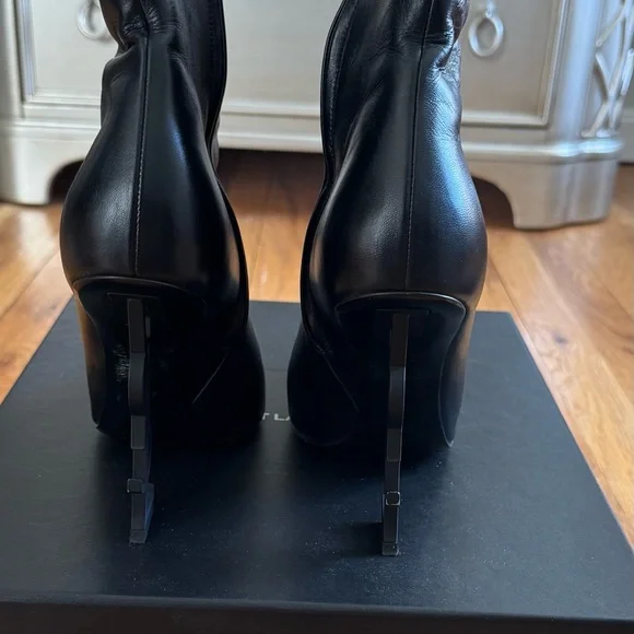 Saint Laurent Black Heeled Boots with Glossy Finish - Picture 4 of 6